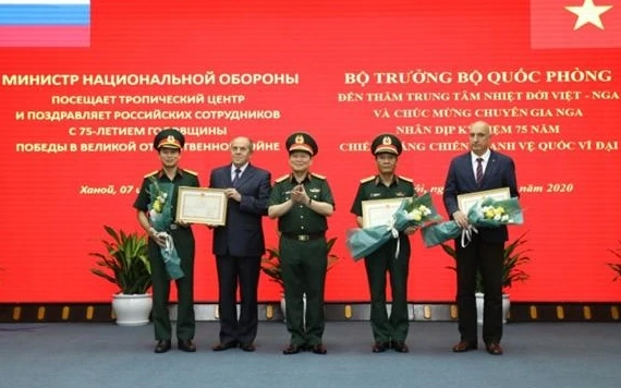 Bộ trưởng Quốc phòng Ngô Xuân Lịch trao Bằng khen tặng Trung tâm Nhiệt đới Việt - Nga và các cá nhân có thành tích xuất sắc trong nghiên cứu khoa học. 