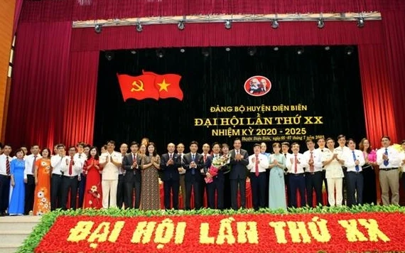 Đồng chí Trần Văn Sơn, Bí thư Tỉnh ủy Điện Biên tặng hoa, chúc mừng các đồng chí được tín nhiệm bầu Ban Chấp hành Đảng bộ huyện Điện Biên, nhiệm kỳ 2020-2025.