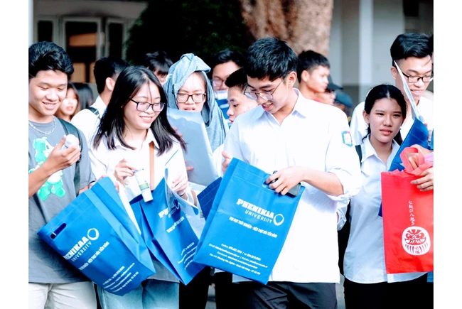 Học sinh lớp 12 tham dự chương trình tư vấn tuyển sinh, hướng nghiệp năm 2020 tại Trường đại học Hàng hải Việt Nam (Hải Phòng).