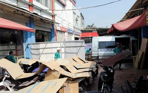 Lực lượng chức năng cưỡng chế các công trình vi phạm trên đường Nguyễn Khánh Toàn.