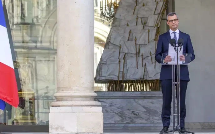 Ông Alexis Kohler, Tổng Thư ký của Điện Elysée công bố nội các mới của Pháp, tại Phủ Tổng thống, Paris ngày 6-7 (Ảnh: Le Monde).