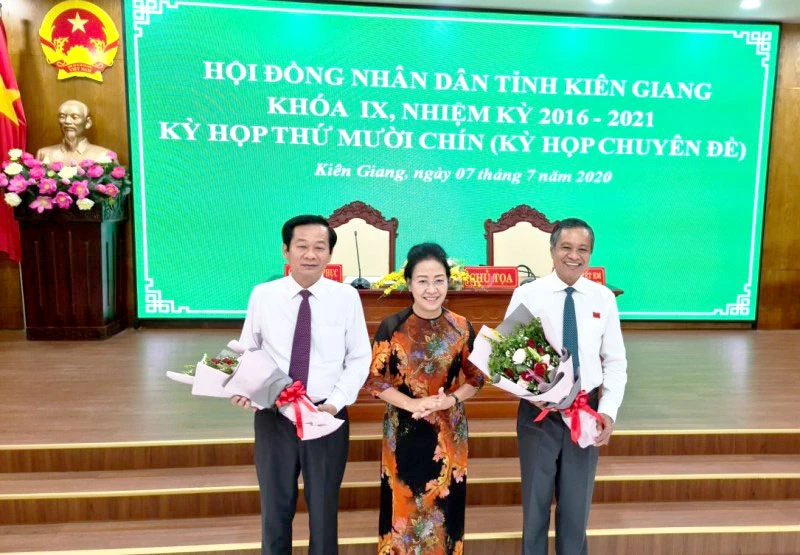 Bà Đặng Tuyết Em chúc mừng ông Đỗ Thanh Bình (trái) được HĐND tỉnh tín nhiệm bầu chức Chủ tịch UBND tỉnh Kiên Giang nhiệm kỳ 2016-2021.