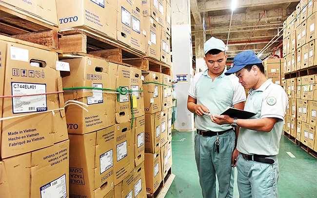 Công nhân Công ty TNHH TOTO Việt Nam (Hưng Yên) kiểm tra sản phẩm trước khi xuất xưởng. Ảnh: QUANG ANH