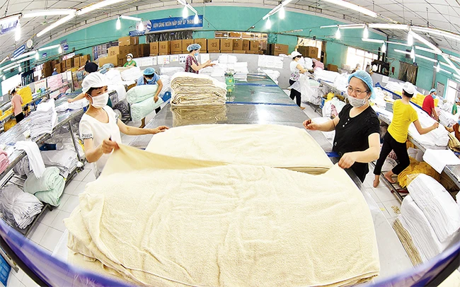 Công ty cổ phần Dệt may Sơn Nam (Nam Định) sản xuất khăn xuất khẩu sang thị trường Nhật Bản. Ảnh: ĐỨC ANH