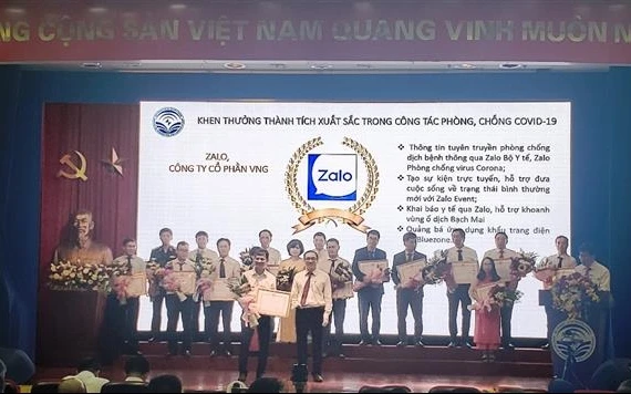 Thứ trưởng Phan Tâm trao bằng khen của Bộ trưởng Bộ Thông tin và Truyền thông cho Zalo.