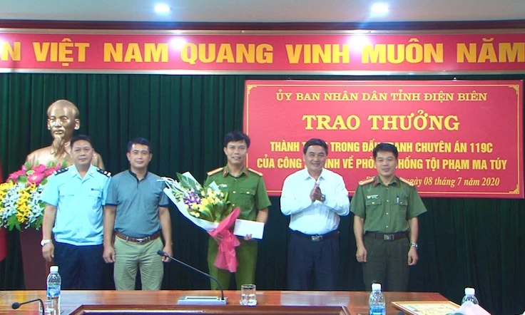 Đồng chí Lê Văn Quý, Phó Chủ tịch UBND tỉnh Điện Biên tặng hoa chúc mừng Ban chuyên án