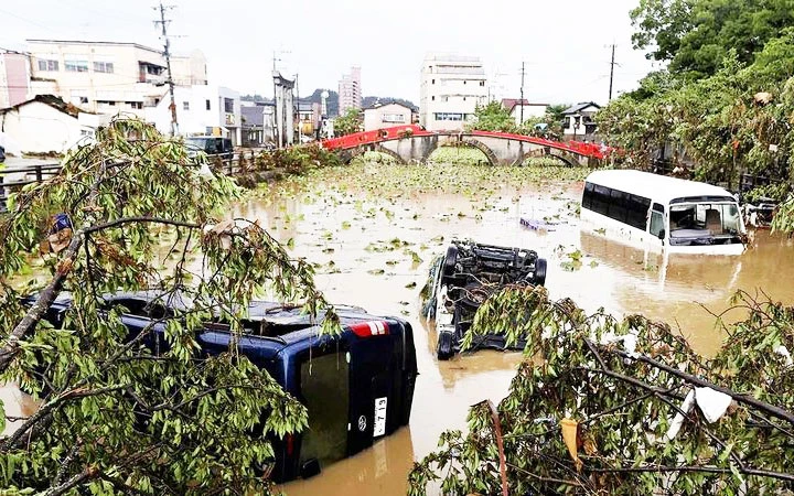 Nhiều phương tiện chìm trong nước lũ ở Cư-ma-mô-tô (Nhật Bản). Ảnh: NATION THAILAND