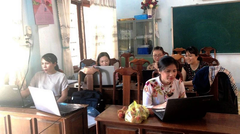 Giáo viên Trường Tiểu học Nguyễn Thái Bình, xã Đăk Rơ Wa, TP Kon Tum tham gia bồi dưỡng Modun 1, Chương trình Giáo dục phổ thông 2018 bằng hình thức tự học qua mạng.