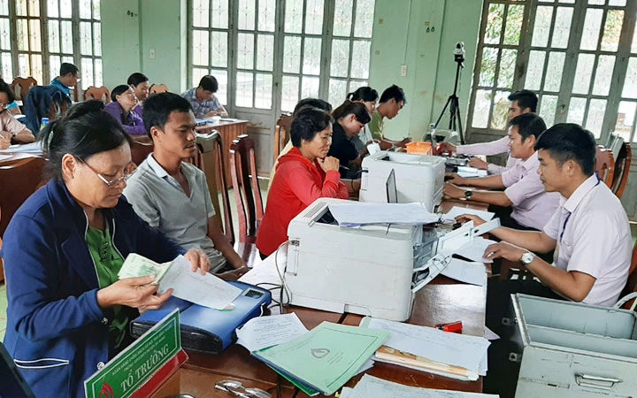 Ngân hàng Chính sách xã hội chi nhánh huyện Bù Đăng (Bình Phước) giải ngân vốn ưu đãi cho đồng bào các dân tộc thiểu số.