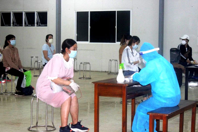 Nhân viên y tế điều tra dịch tễ đối với công dân trở về từ Đài Loan (Trung Quốc).