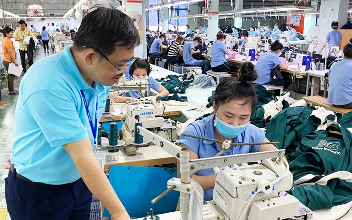 Ông Nguyễn Hữu Tuấn, Đảng ủy viên, Chủ tịch Công đoàn, Giám đốc nhân sự Công ty cổ phần Dệt may - Đầu tư - Thương mại Thành Công kiểm tra dây chuyền sản xuất tại một phân xưởng may xuất khẩu.