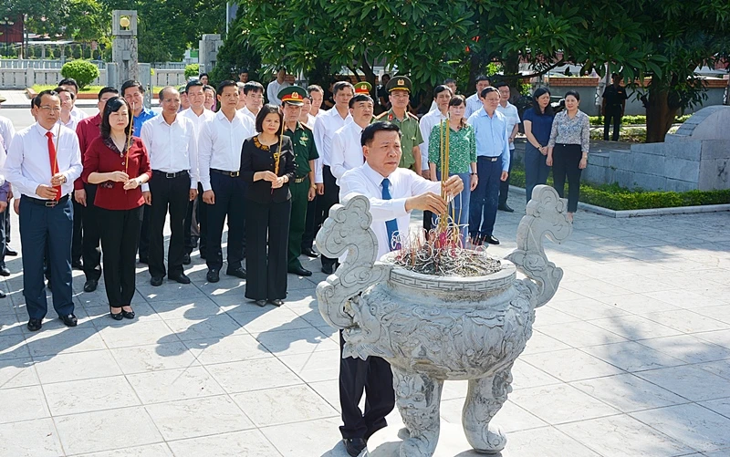 Các đại biểu dâng hương tưởng niệm Tổng Bí thư Nguyễn Văn Cừ.