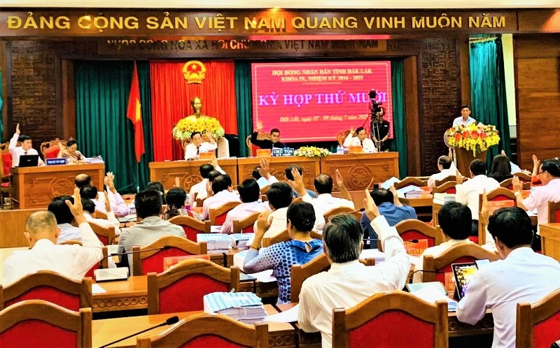 Đại biểu HĐND tỉnh Đắk Lắk thông qua nghị quyết kỳ họp.