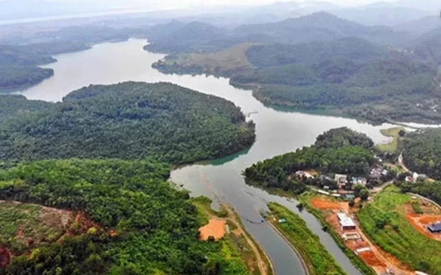 Ảnh minh hoạ: Hồ Đầm Bài, nơi dự trữ nước thô cho Nhà máy xử lý nước sạch sông Đà. (Ảnh: BÁ ĐÔ)