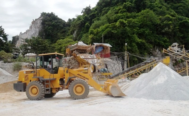 Khai thác đá vôi phục vụ sản xuất xi-măng tại Quảng Bình.