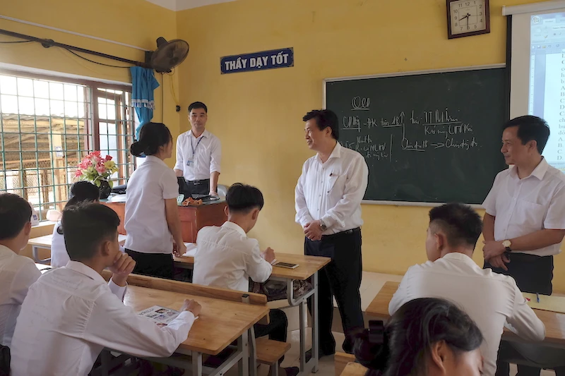 Thứ trưởng GD-ĐT Nguyễn Hữu Độ trò chuyện cùng học sinh lớp 12 Trường THPT Bình Yên (Định Hoá, Thái Nguyên)