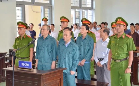 Các bị cáo tại phiên tòa xét xử vụ án “Vi phạm các quy định về quản lý đất đai” xảy ra trên địa bàn TP Phan Thiết (Bình Thuận).