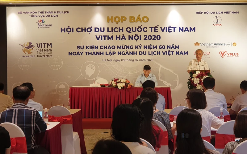 Phó Chủ tịch Hiệp hội Du lịch Việt Nam Vũ Thế Bình phát biểu tại Họp báo sáng 8-7 (Ảnh: TRANG LINH)