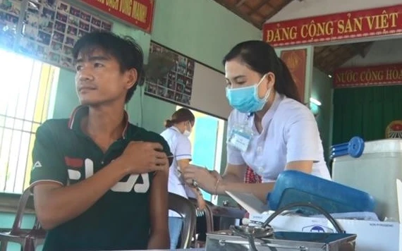 Ngành y tế tổ chức tiêm vắc-xin cho người dân ở xã Duy Nghĩa (huyện Duy Xuyên).
