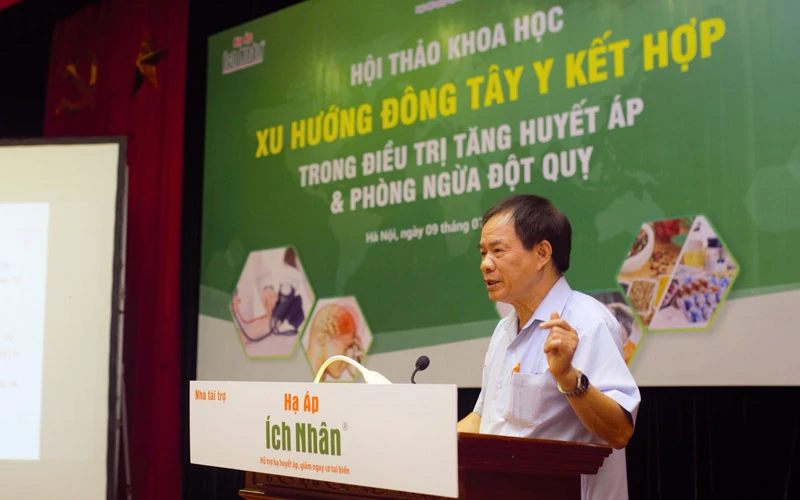GS, TS Nguyễn Văn Thông cung cấp thông tin tại hội thảo. 