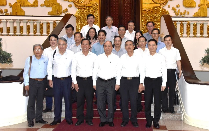 Thủ tướng Nguyễn Xuân Phúc chụp ảnh lưu niệm cùng lãnh đạo chủ chốt tỉnh Bến Tre.