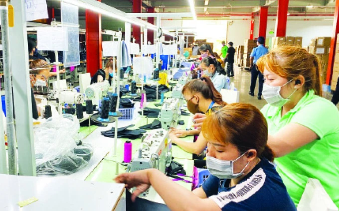 Một doanh nghiệp sản xuất giày da tại khu chế xuất Tân Thuận. 
