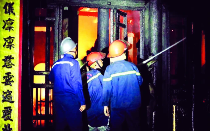 Lực lượng cảnh sát PCCC phun nước khống chế đám cháy tại đền Lâm Du (Long Biên).