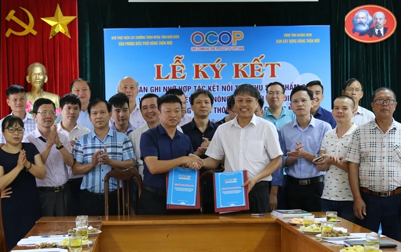 Lãnh đạo Văn phòng Điều phối nông thôn mới tỉnh Quảng Ninh và Điện Biên trao biên bản ký kết.