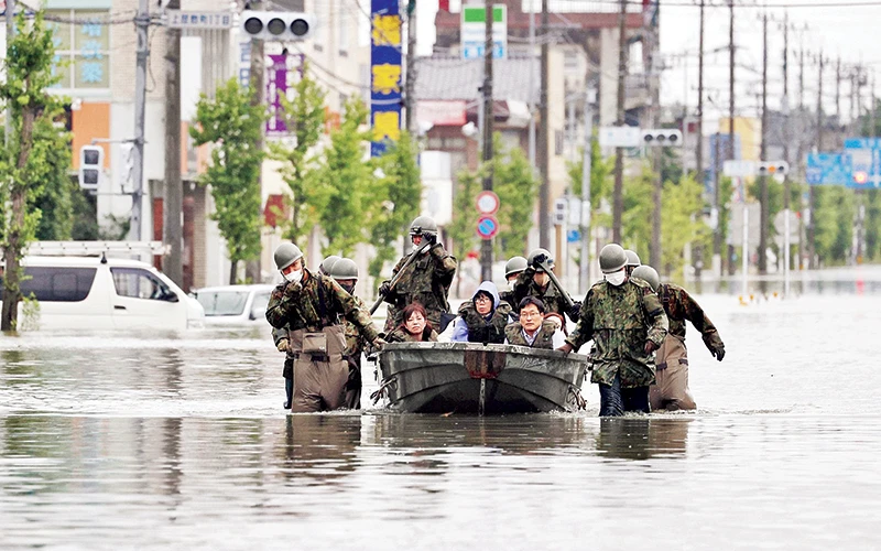 Sơ tán người dân khỏi vùng ngập lụt tại Nhật Bản. Ảnh ROI-TƠ