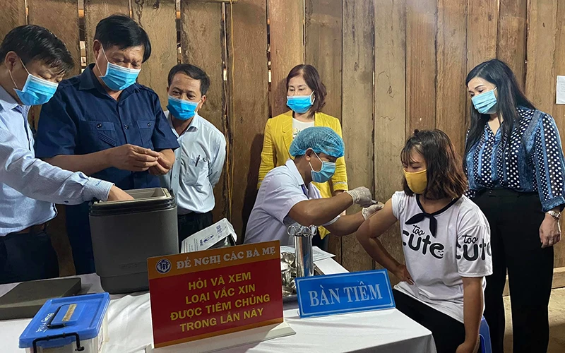 Ðoàn công tác của Bộ Y tế kiểm tra công tác phòng, chống dịch bạch hầu tại xã Quang Hòa, huyện Ðắk Glong, tỉnh Ðắk Nông.