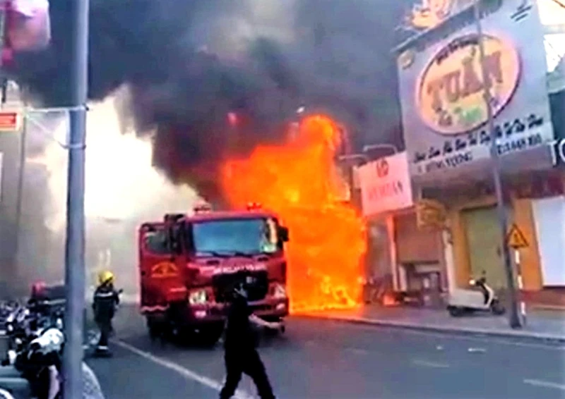Cháy lớn shop thời trang ở trung tâm TP Huế