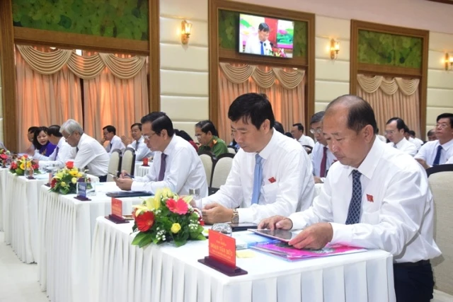 Đại biểu HĐND tỉnh Đồng Tháp xem tài liệu trực tuyến trên phần mềm họp HĐND “kỳ họp không giấy”.