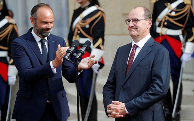 Cựu Thủ tướng Pháp E.Phi-líp chúc mừng người kế nhiệm G.Ca-xtếch (bên phải). Ảnh Financial Times