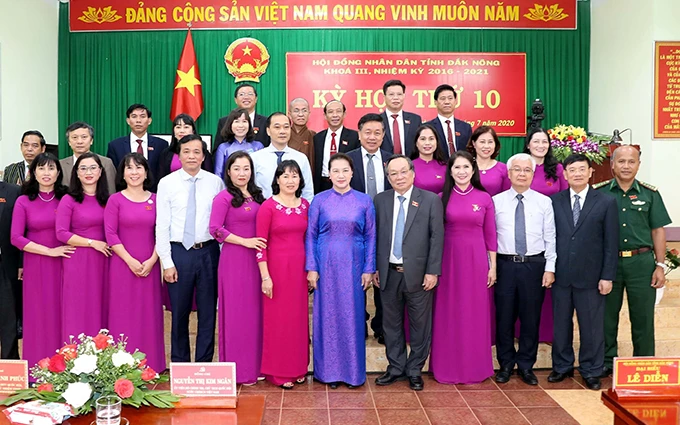 Chủ tịch Quốc hội Nguyễn Thị Kim Ngân với các đại biểu dự kỳ họp thứ 10, HĐND tỉnh Đắk Nông khóa ba. Ảnh: Trọng Đức (TTXVN)