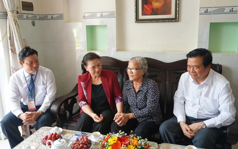 Chủ tịch Quốc hội Nguyễn Thị Kim Ngân thăm, tặng quà gia đình chính sách của cụ Phạm Thị Xinh tại thị trấn Bấn Lức, huyện Bến Lức, Long An.
