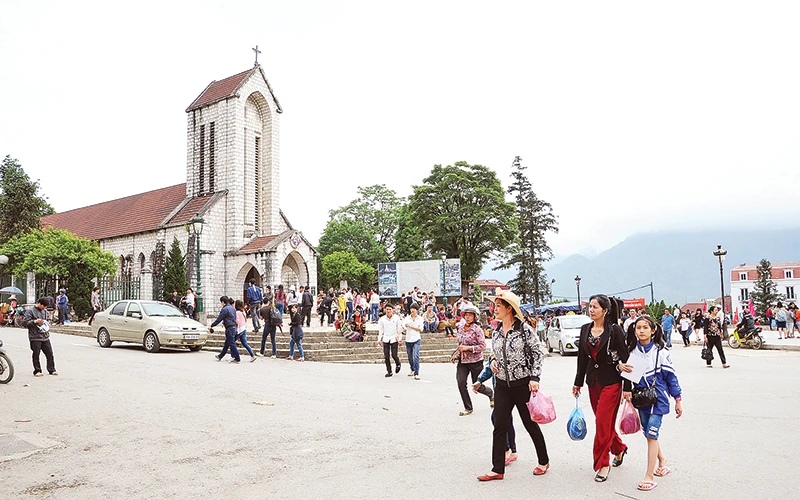 Nhà thờ Đá, điểm du lịch hấp dẫn với mọi du khách đến với Sa Pa. Ảnh: Quốc Tuấn 
