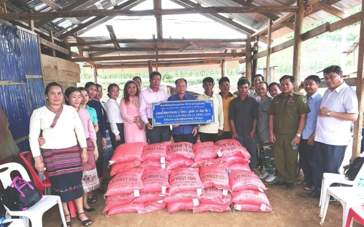 Tổng Lãnh sự Nguyễn Đăng Hùng tại buổi trao tặng gạo cho người dân phía Bắc Lào. 
