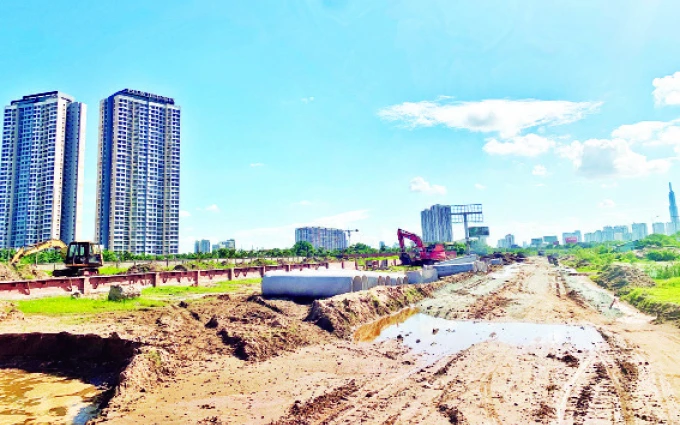 Một đoạn dự án đường song hành cao tốc TP Hồ Chí Minh - Long Thành - Dầu Giây thuộc địa bàn quận 2 đang thi công.