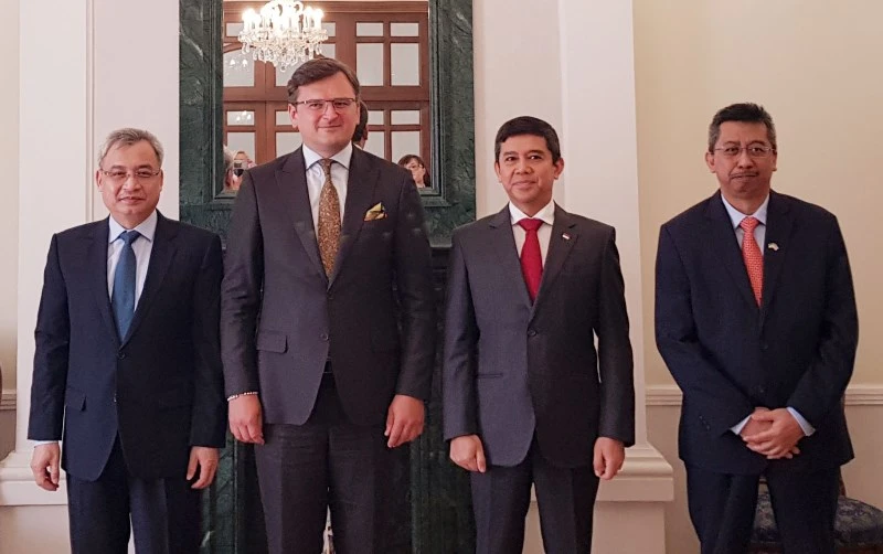 Ngoại trưởng Ukraine Dmytro Kuleba chụp ảnh lưu niệm cùng Đại sứ Việt Nam Nguyễn Anh Tuấn (ngoài cùng bên trái), và các Đại sứ Malaysia, Indonesia.