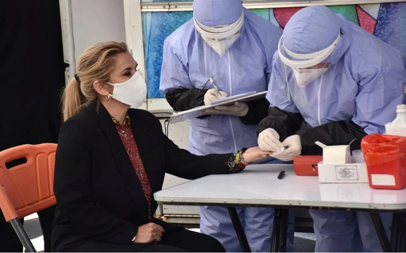 Bà Anez làm xét nghiệm máu trong Ngày Hiến máu thế giới diễn ra tại La Paz, ngày 12-6. (Ảnh: Reuters)