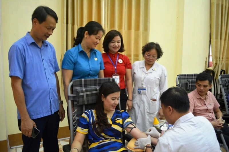 Cán bộ văn phòng Đoàn đại biểu Quốc hội, HĐND, UBND tỉnh Yên Bái tham gia hiến máu tình nguyện.