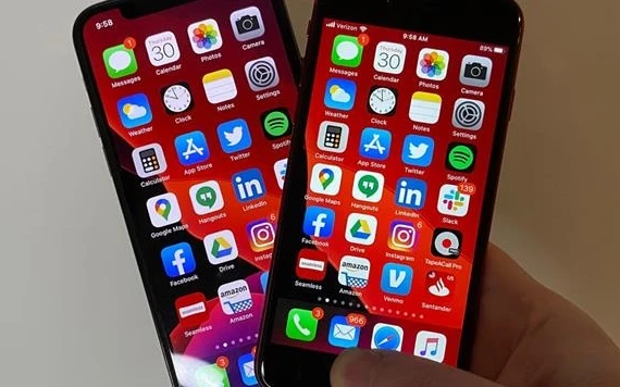 Màn hình iPhone SE và iPhone 11 Pro. Ảnh: Business Insider.