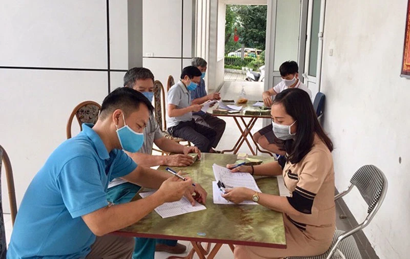 Chi hỗ trợ cho người lao động không có giao kết hợp đồng tại quận Long Biên, Hà Nội. (Ảnh: CHÍ TÂM) 