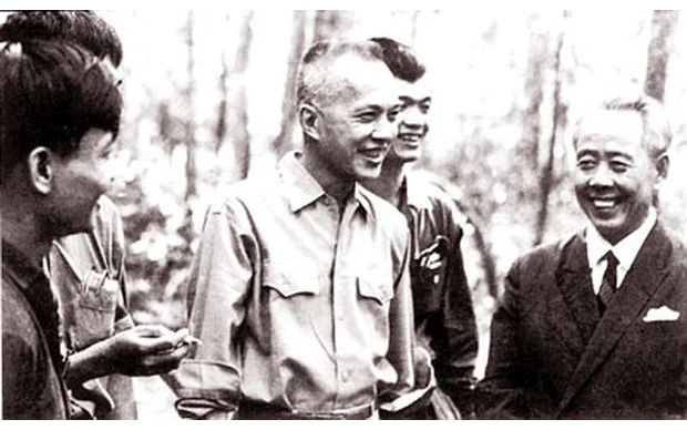 Đồng chí Nguyễn Hữu Thọ (áo trắng, giữa) (Ảnh: daidoanket.vn)