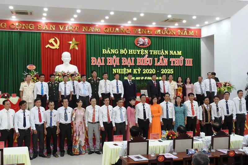 Ban Chấp hành Đảng bộ huyện Thuận Nam, nhiệm kỳ 2020-2025 ra mắt tại Đại hội.
