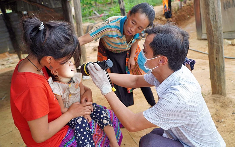 Khám sàng lọc bệnh bạch hầu ở nơi xuất hiện dịch tại Xã Quảng Hòa, huyện Đắk Glong, tỉnh Đắk Nông. Ảnh: Ngô Duyên