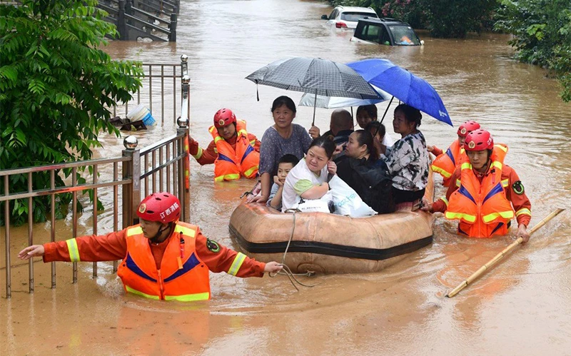 Người dân Trung Quốc được sơ tán khỏi khu vực ngập lụt. Ảnh EPA