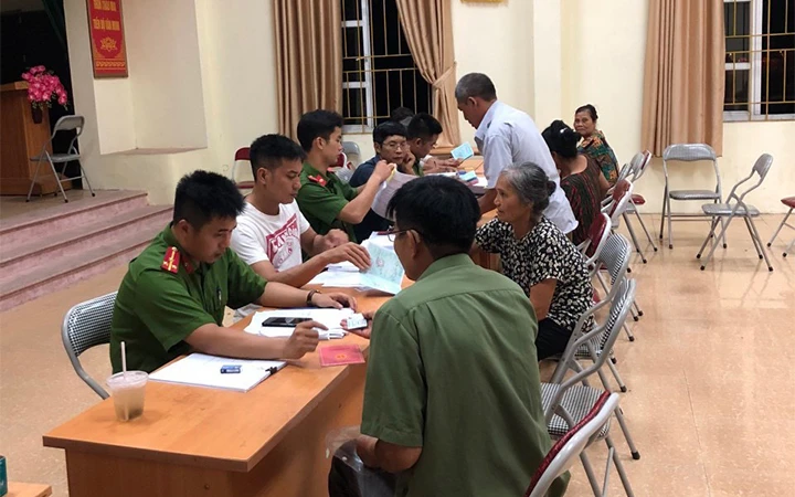  Công an huyện Thanh Oai (Hà Nội) cùng lực lượng công an xã thu thập dữ liệu người dân trên địa bàn.
