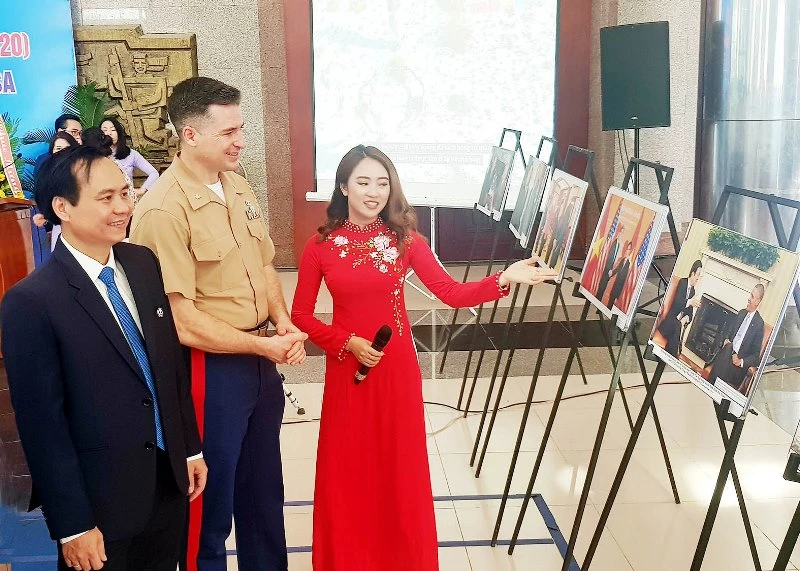 Chủ tịch UBND tỉnh Quảng Trị Võ Văn Hưng và Tùy viên Thủy quân lục chiến của Đại sứ quán Hoa Kỳ tại Việt Nam Chuck Casey tham dự triển lãm.