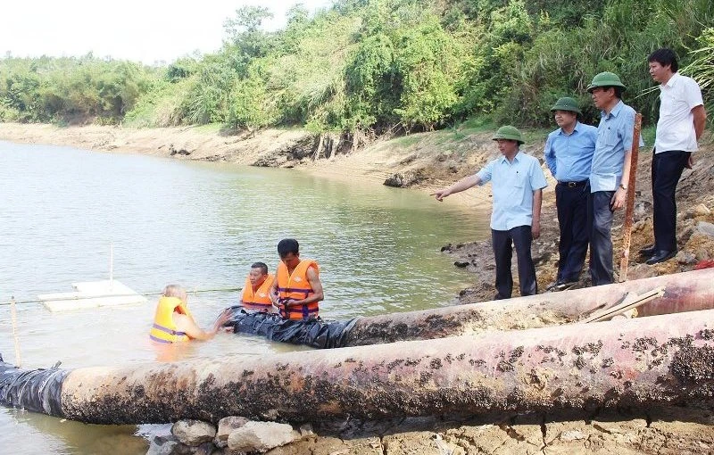 Chủ tịch UBND tỉnh Quảng Trị Võ Văn Hưng (đứng bên trái) kiểm tra điểm bơm nước sinh hoạt trên sông Vĩnh Phước.